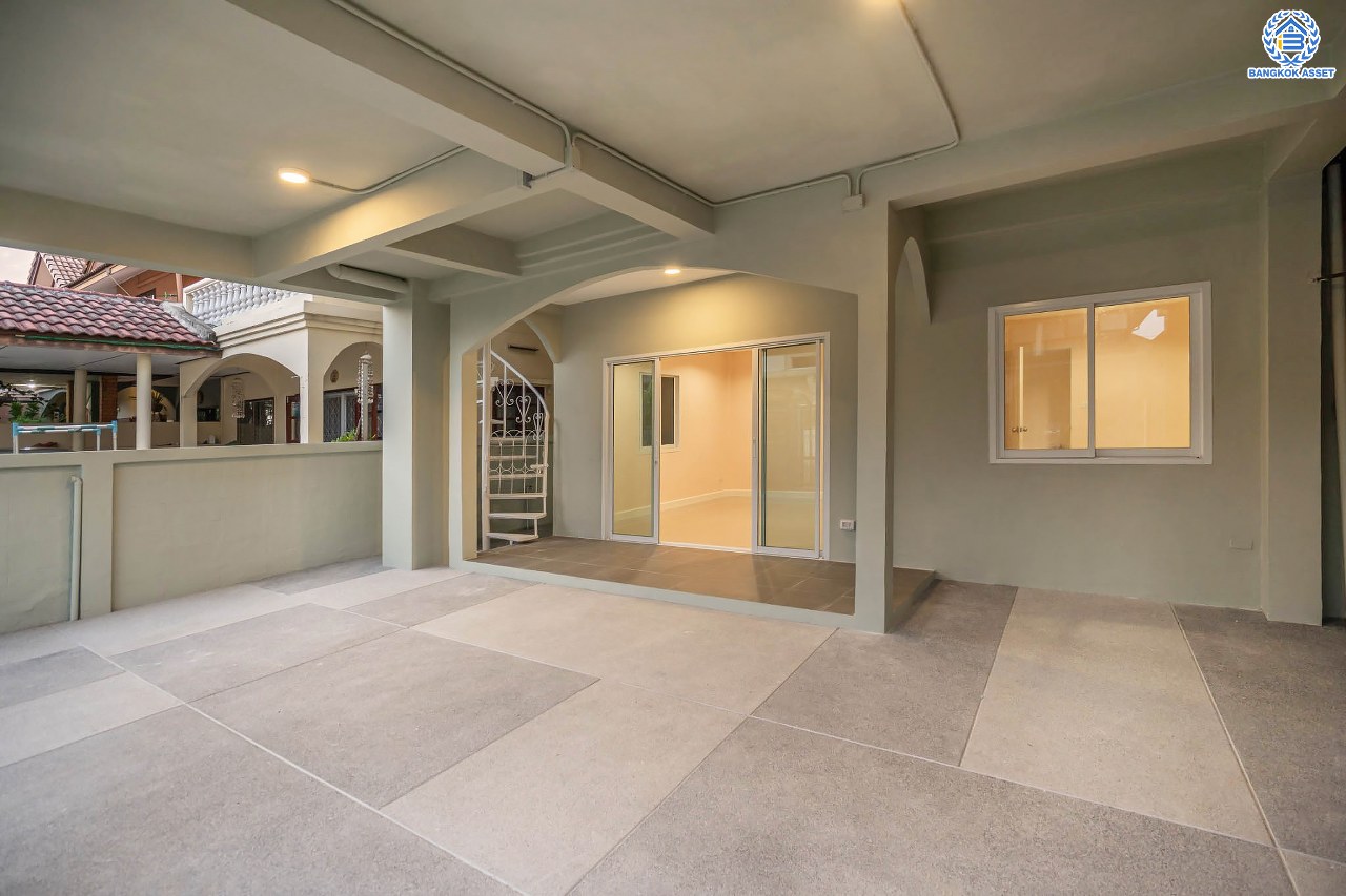 บ้านมือสองตกแต่งใหม่ โครงการ ดอนเมืองวิลล่า2 เพิ่มสิน บ้านแฝดหลังใหญ่ เนื้อที่ 39 ตร.ว. พื้นที่ใช้สอยเยอะถึง 240 ตร.ม. ฟังก์ชัน 3 ห้องนอน 2 ห้องน้ำ 1 ห้องอเนกประสงค์ จอดรถได้ 2 คัน บนทำเลเดินทางสะดวก เชื่อมต่อถ.สายไหม, ถ.พหลโยธิน ใกล้รถไฟฟ้าสายสีเขียว "สถานีสะพานใหม่" และทางด่วน "ฉลองรัช" รายล้อมด้วยสิ่งอำนวยความสะดวกครบครัน